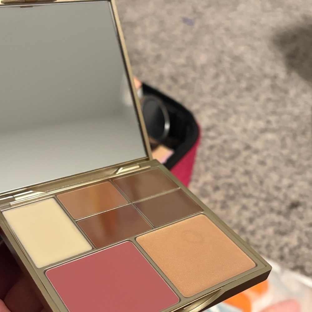 Stilla all in one contour and highlight pallete Sculpt and glow dark
